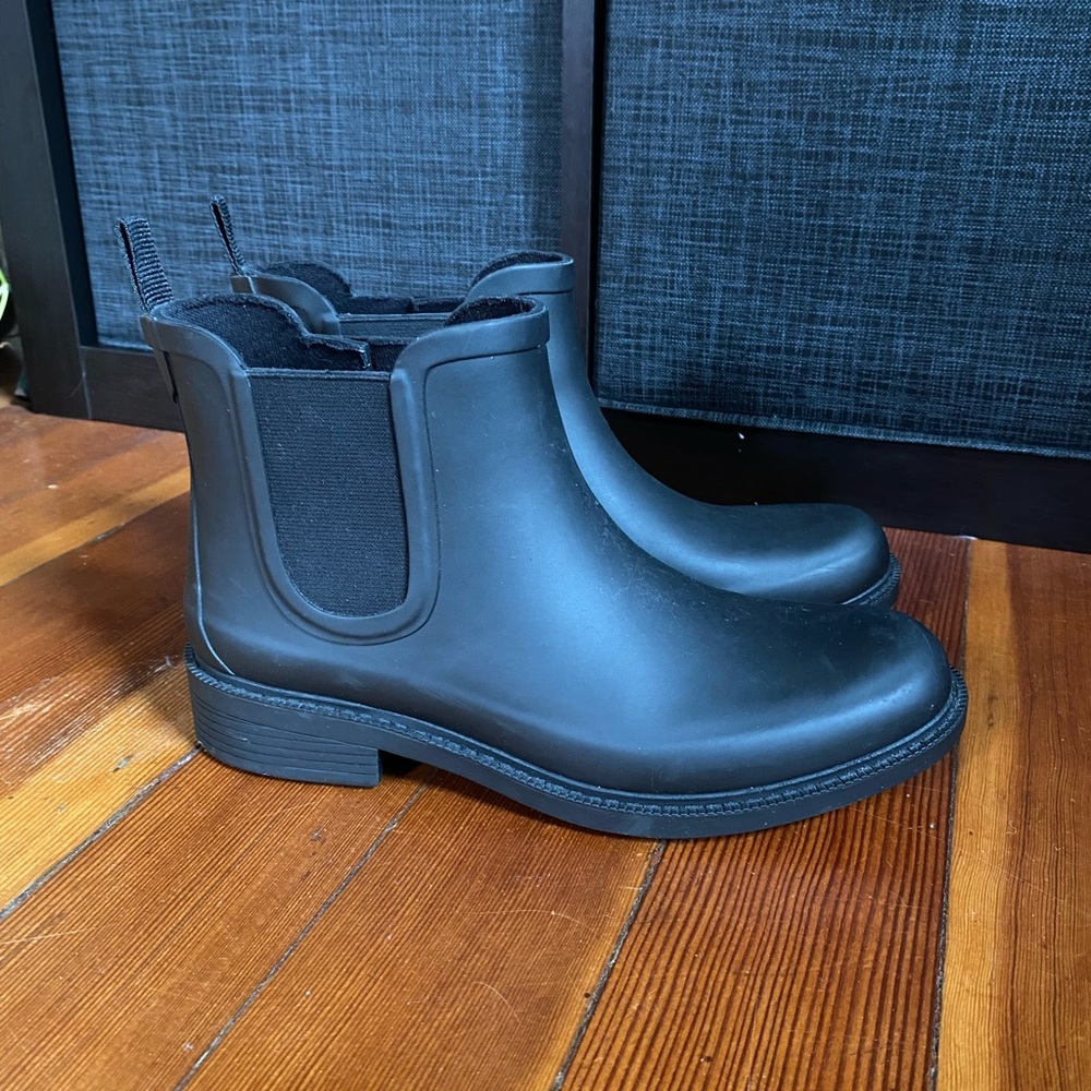 Black chelsea rain boots